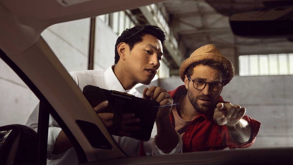 Un addetto Volkswagen parla con un cliente riguardo la manutenzione della sua auto.